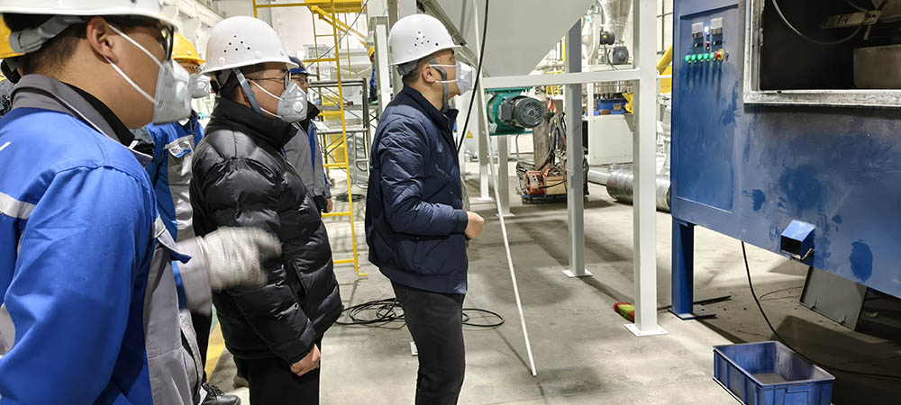 客戶實地考察鋰電池黑粉高壓靜電分選線，現場看效果才放心！